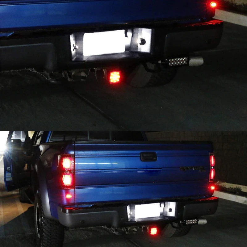 Rückansicht eines blauen Pickups mit hochintensiven LED-Kennzeichenleuchten.
