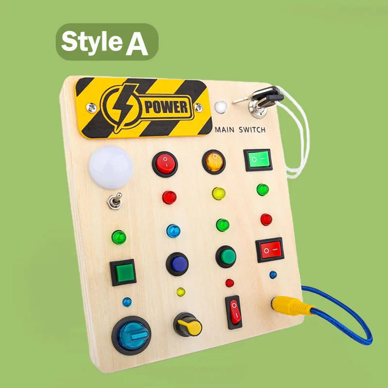 Table de radio en bois avec boutons colorés et interrupteur, sur fond de bois clair.