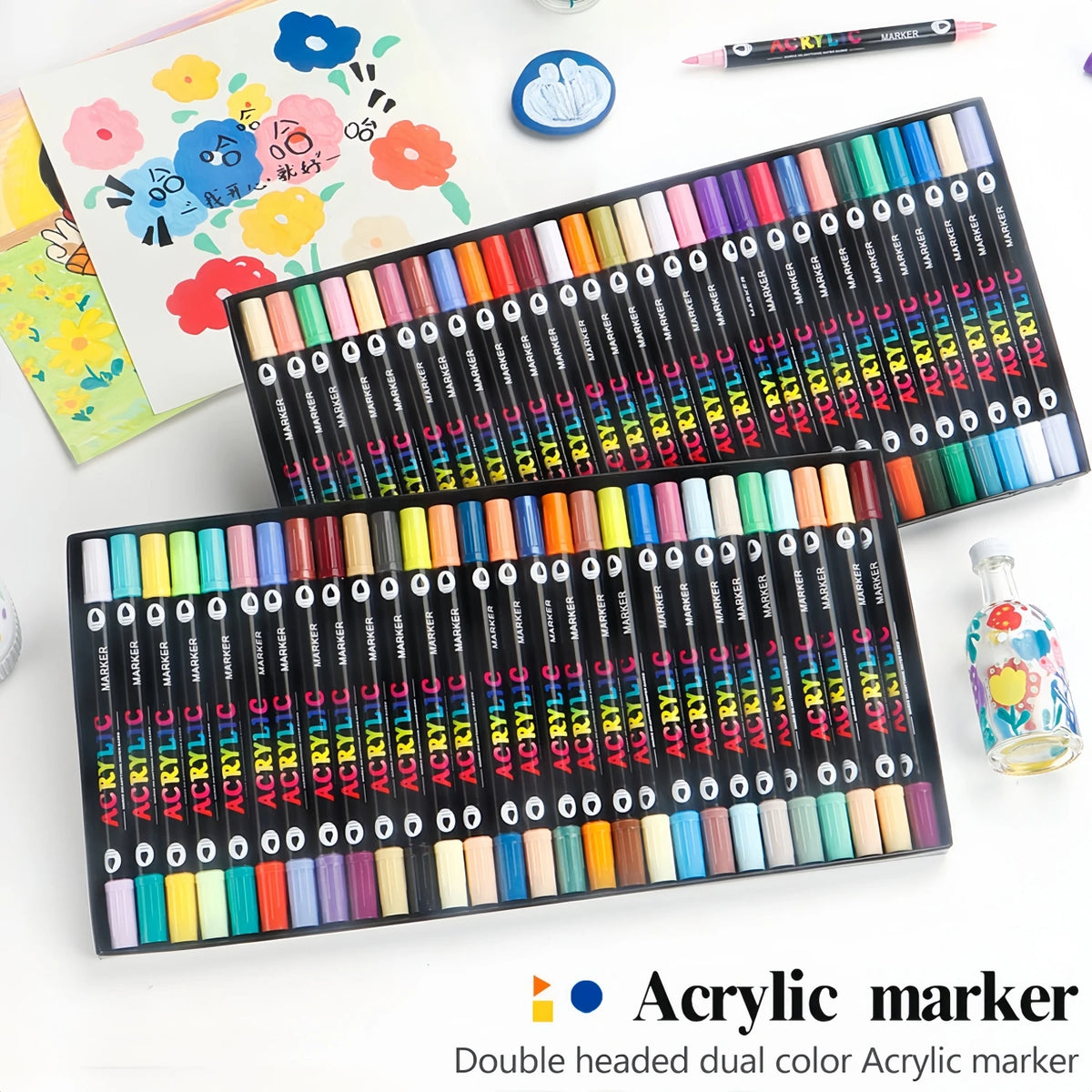 Ein Satz doppelköpfiger Acrylmarker in verschiedenen Farben auf einer weißen Oberfläche.
