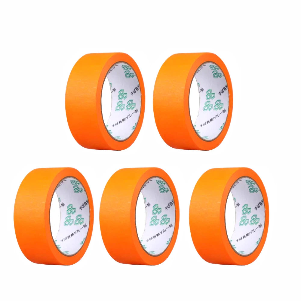 Cuatro rollos de cinta de enmascarar profesional y herramienta de corte.