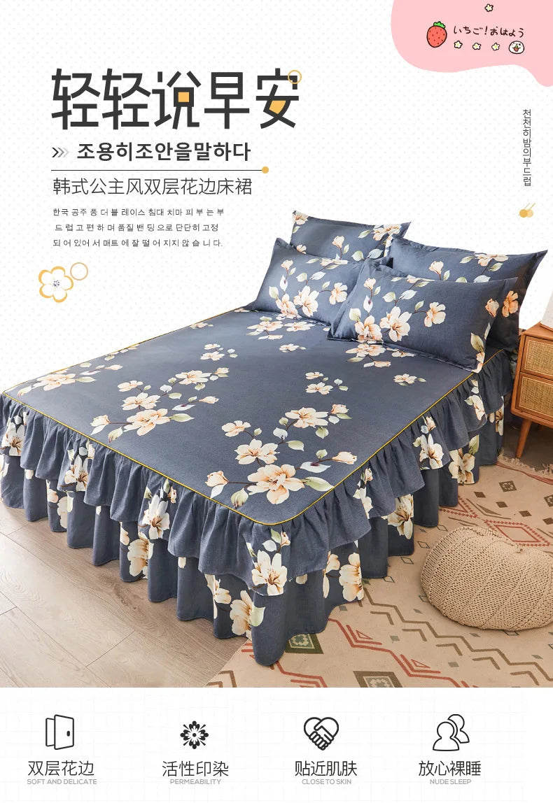 Un lit bleu foncé avec une jupe froncée à imprimé floral blanc, mettant en valeur le tissu doux et délicat.