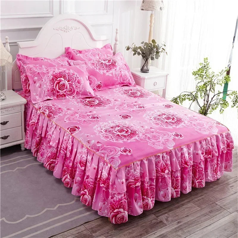Jupe de lit à motifs floraux roses avec literie rose et meubles blancs