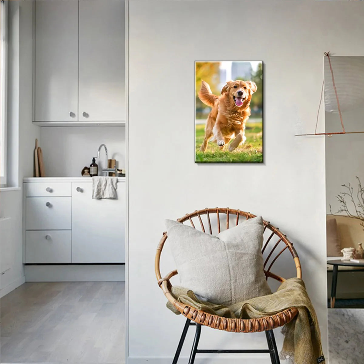 Gerahmtes Foto eines Golden Retrievers, der auf einer grünen Wiese vor einer weißen Wand sitzt.