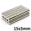 Eine Reihe kleiner, zylindrischer Metall-Permanenmagnete mit 15 mm Durchmesser und 5 mm Länge.