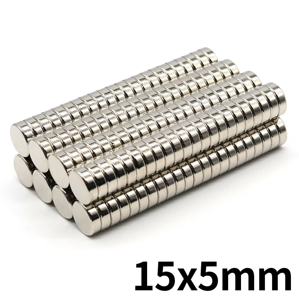Eine Reihe kleiner, zylindrischer Metall-Permanenmagnete mit 15 mm Durchmesser und 5 mm Länge.