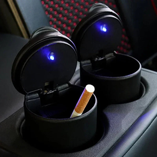 Schwarze tragbare Autenverseher mit LED und Abfalleimer, zeigt eine angzündete Zigarette.