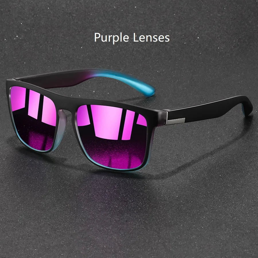 Gafas cuadradas vintage moradas con marco negro sobre una superficie oscura