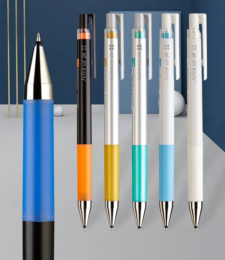 Ein Set Pilot Juice Up Gelstifte in verschiedenen Farben darunter blau, orange, gelb, türkis und weiß.