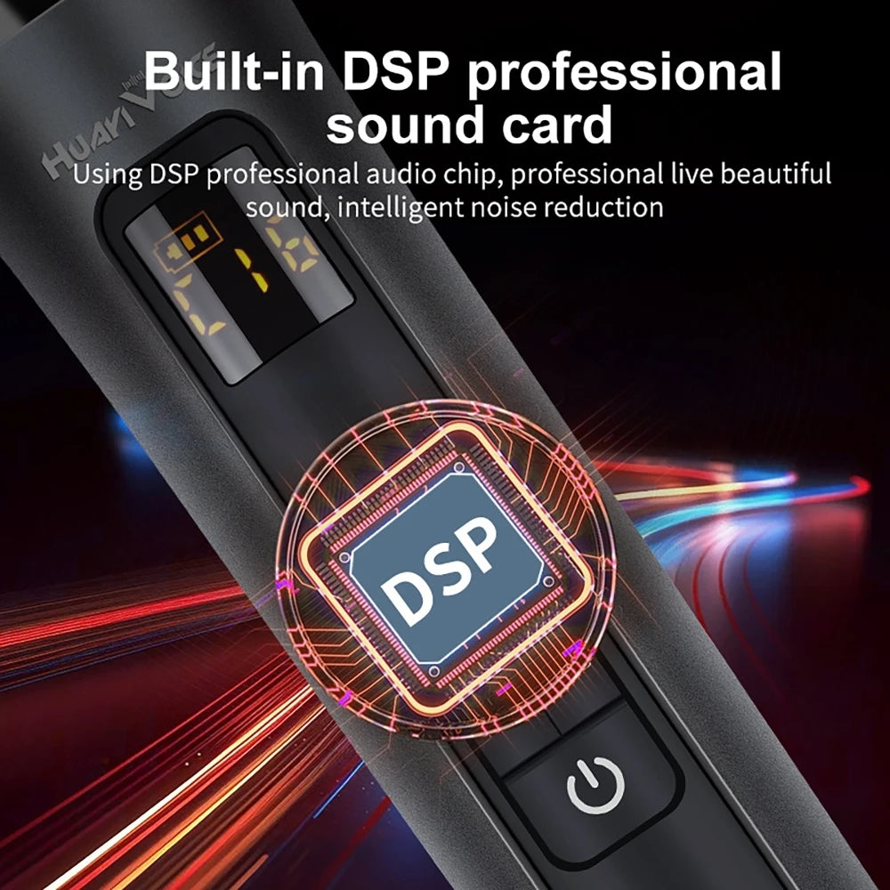 Gros plan d'un microphone sans fil tenu à la main, montrant la puce DSP et les détails de la carte audio.