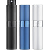 Un set de tres atomizadores de perfume para viajar en negro, azul y plata.