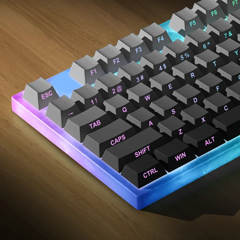 Nahaufnahme einer mechanischen Tastatur mit hellblauen und lila Gradienten PBT-Tasten auf einer Holzoberfläche.
