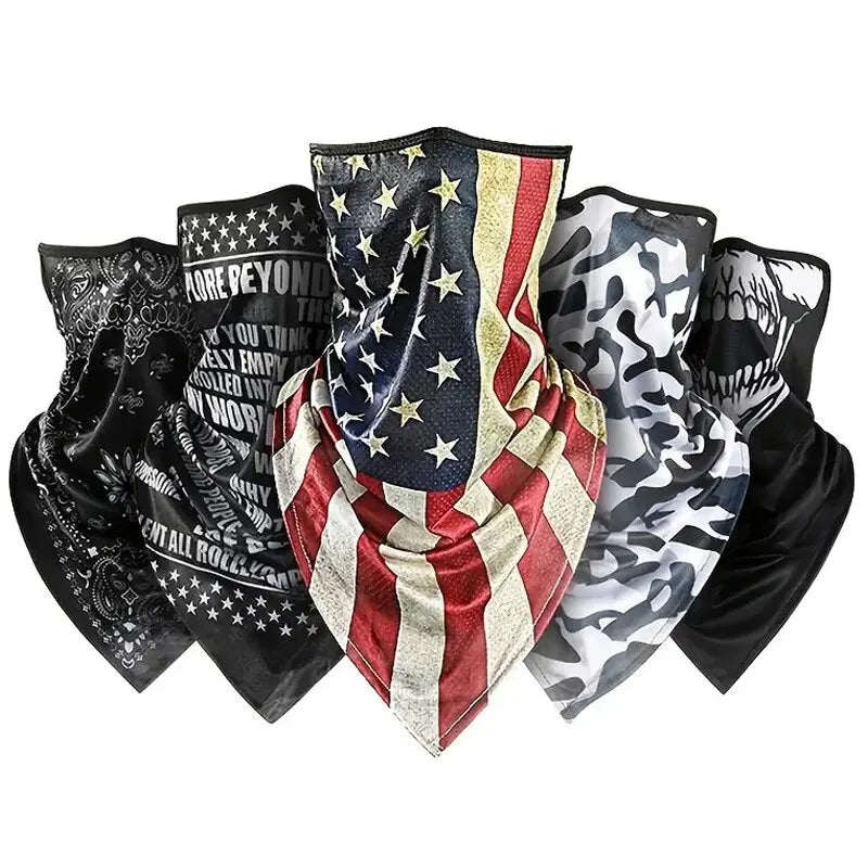 Un ensemble de cinq écharpes à col à motifs patriotiques avec des designs du drapeau américain et des motifs de camouflage.