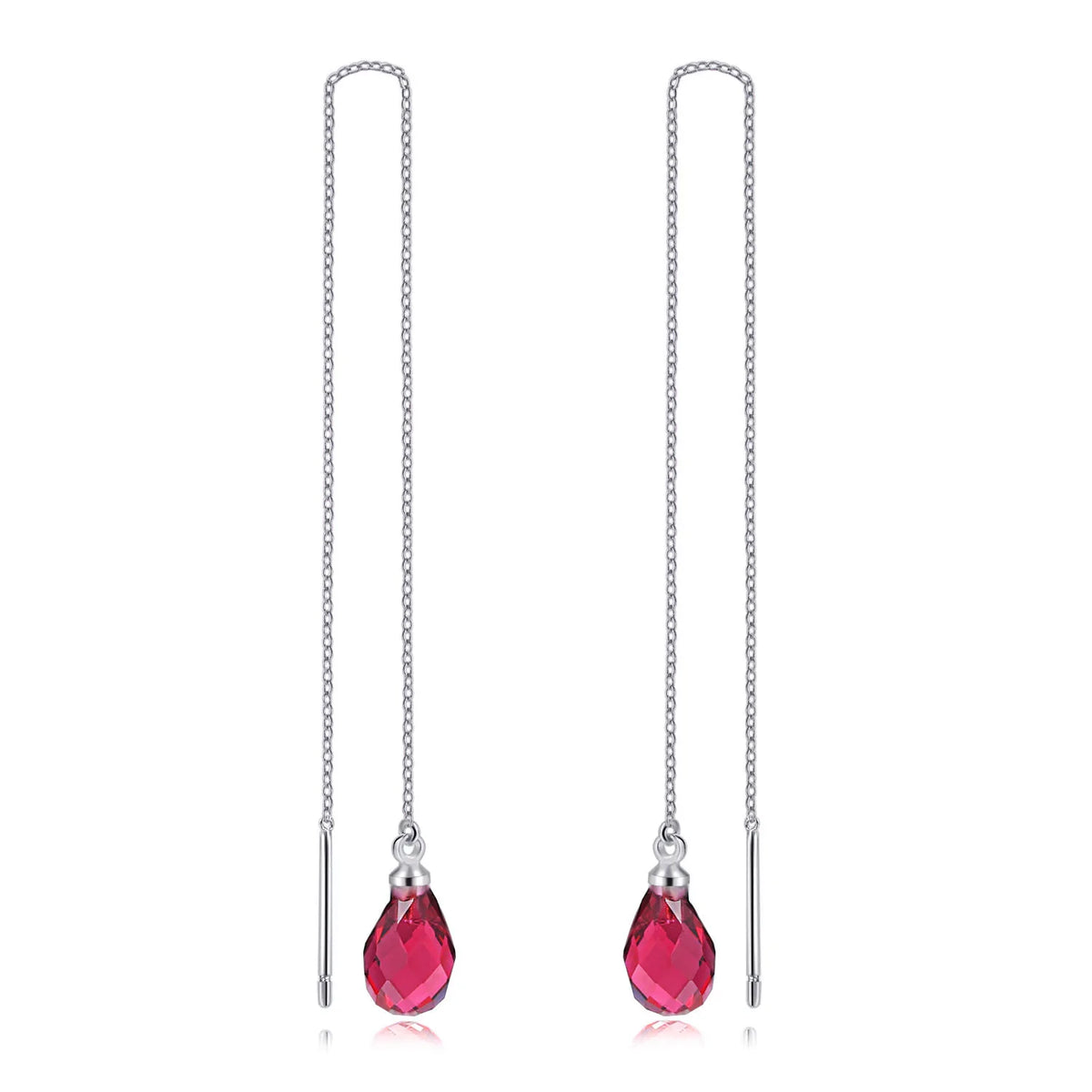 Un par de elegantes pendientes colgantes de circonita cúbica con cadenas de plata y piedras en forma de lágrima de rubí rosa.