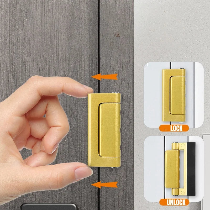 Une main opère un mécanisme de verrouillage de renforcement sur une porte en bois.