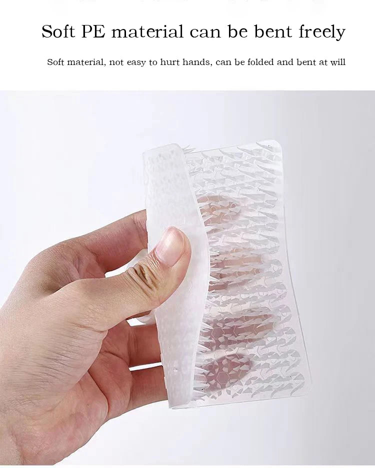 Une main tient un ensemble de tampons à vaisselle en silicone et de brosses à crevasses, montrant sa flexibilité.