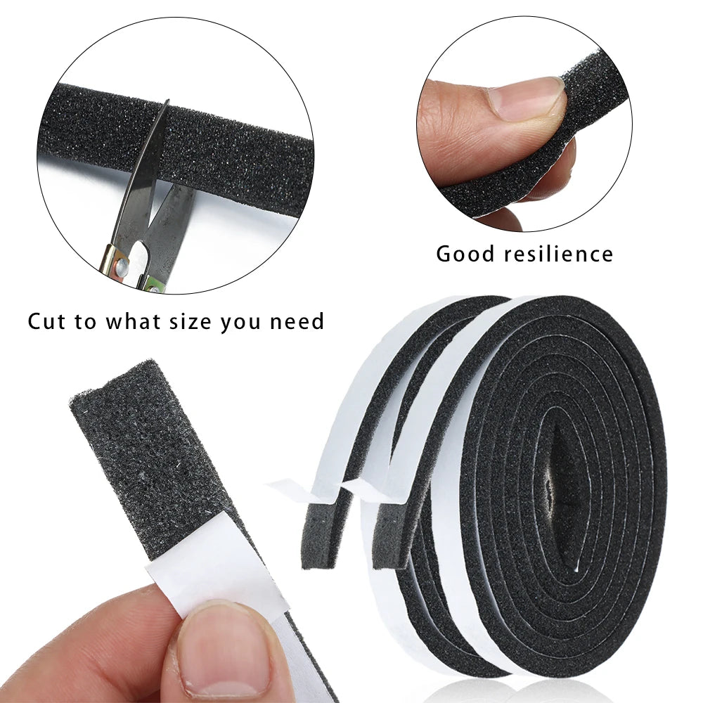 Rollo de cinta de sellado autoadhesiva de espuma blanco y negro para clima, mostrado con una mano para escala