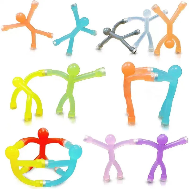 Eine Sammlung bunter magnetischer humanoider Spielzeuge für Kinder in verschiedenen Posen und Farben.