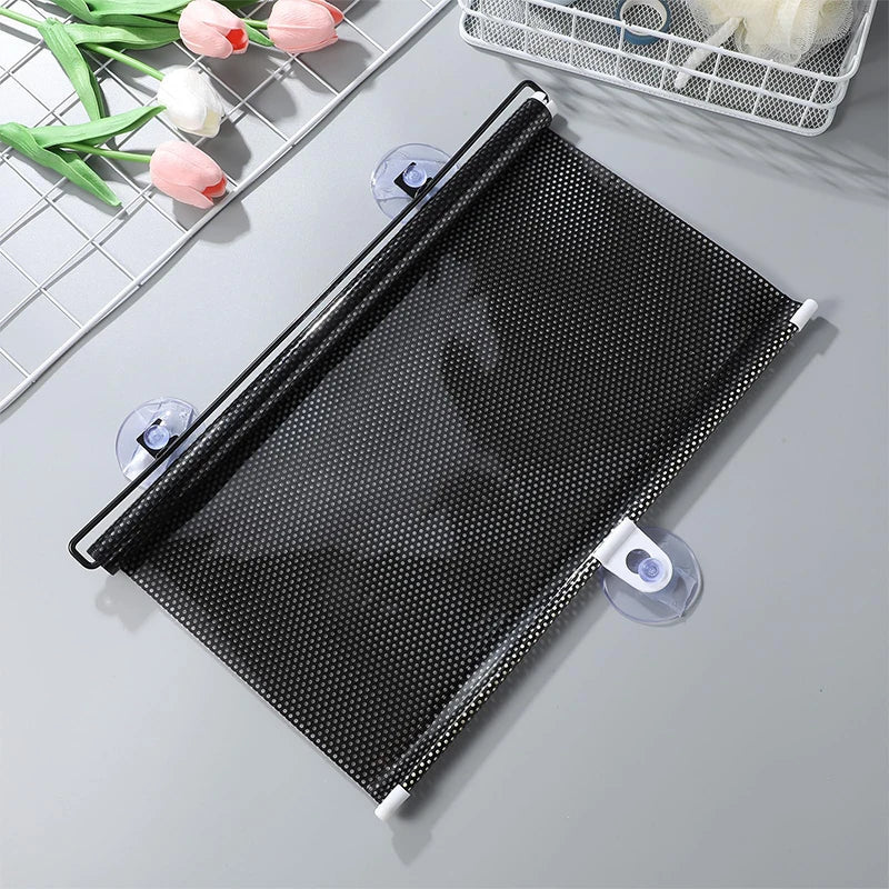 Stores à rideaux occultants noirs avec ventouses, présentés sur une surface grise.