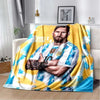 Gelbe und blaue Decke mit Porträt von Lionel Messi in seinem Fußballtrikot.