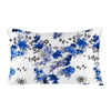 Weißes Kissenbezug mit blau-grauem Blumenmuster mit detaillierten Blumen und Blättern.
