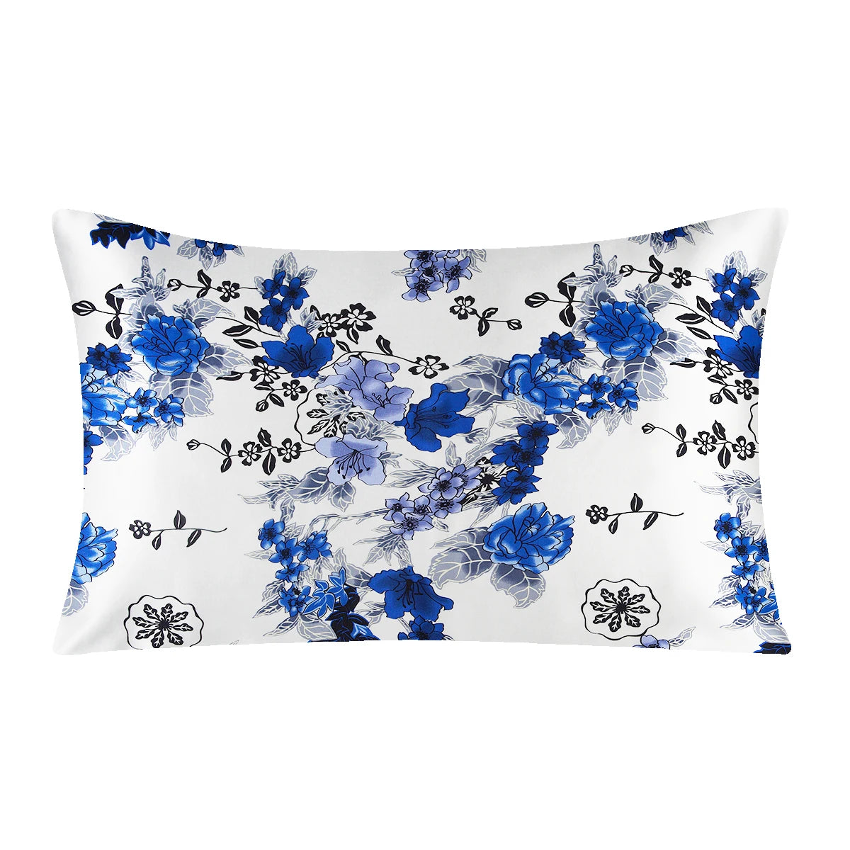 Weißes Kissenbezug mit blau-grauem Blumenmuster mit detaillierten Blumen und Blättern.