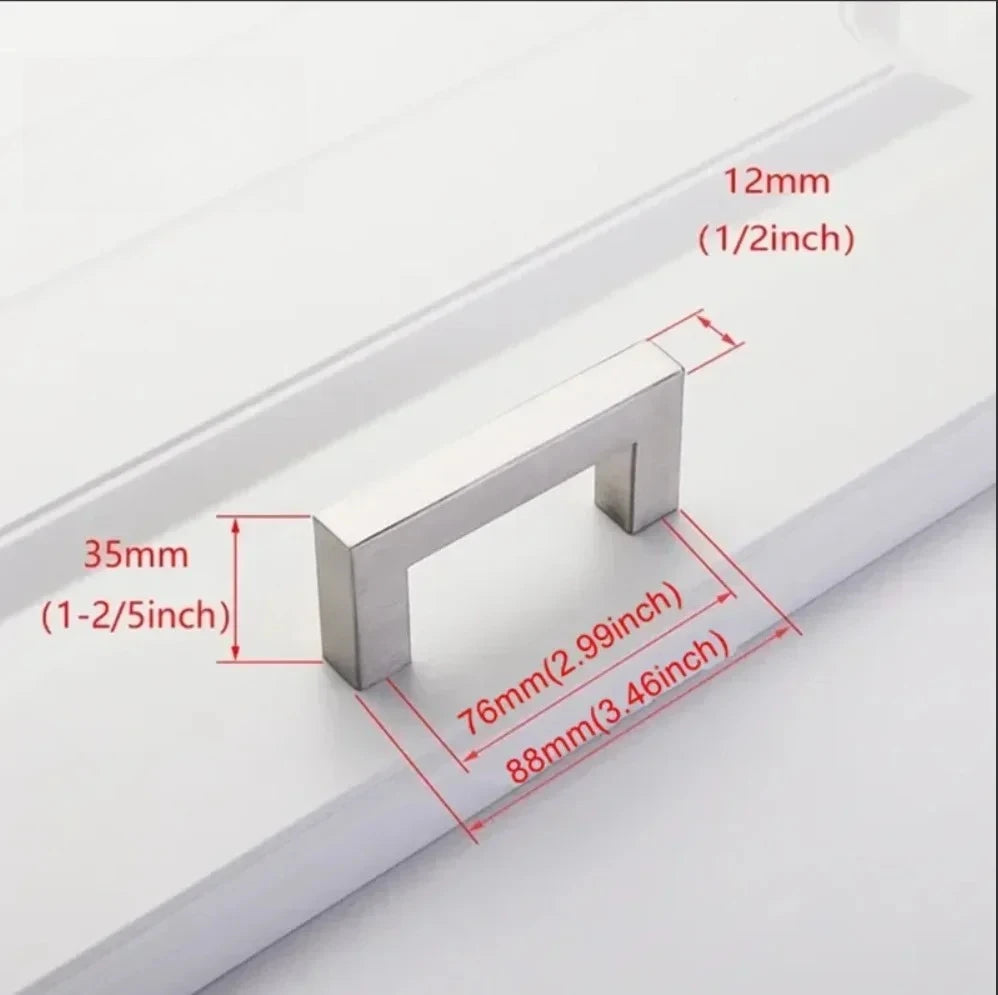 Edelstahl-Schrankgriff mit 35mm Länge und 12mm Dicke vor weißem Hintergrund