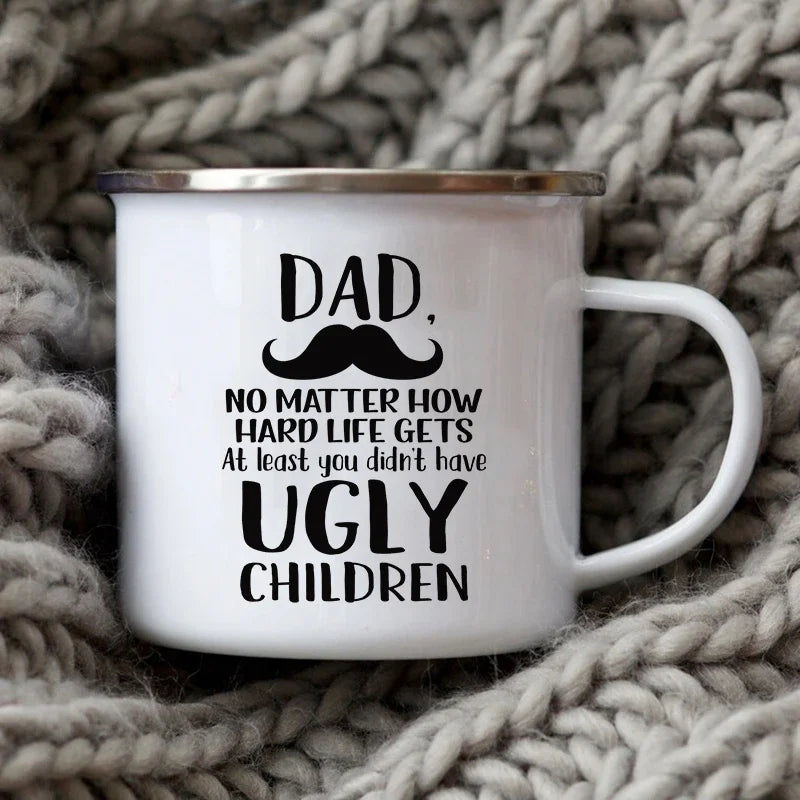 Tasse à café en émail blanc avec bordure argentée portant le texte : Papa, peu importe la difficulté de la vie, tu n'as pas..