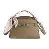 Beige Kunstleder-Clutchtasche mit geflochtenem Riemchen und silberner Hardware