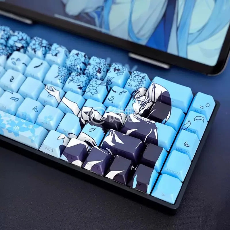 Gros plan d'un jeu de keycaps Raven Sakura bleu clair et violet foncé pour clavier mécanique.