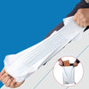 Eine Hand hält einen Stapel weißer, selbstklebender versiegelter Verpackungstaschen vor einem blauen Hintergrund.