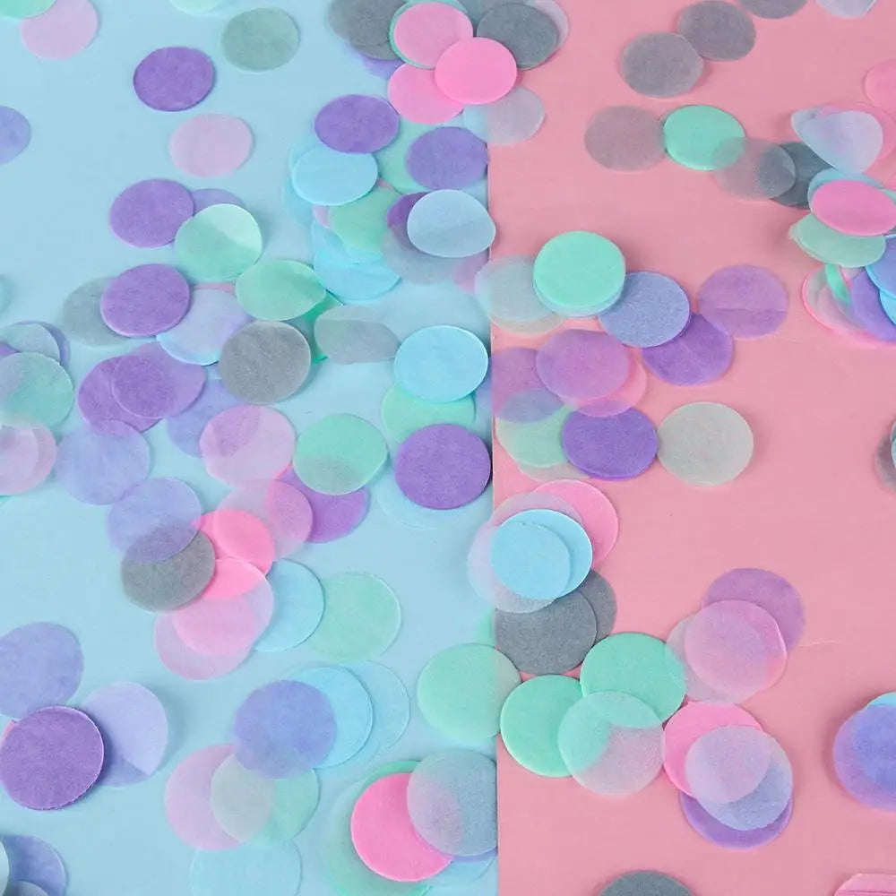 Gemischtes buntes Taschentuchpapier-Confetti in Rosa-, Violett- und Grüntönen auf hellem Hintergrund.