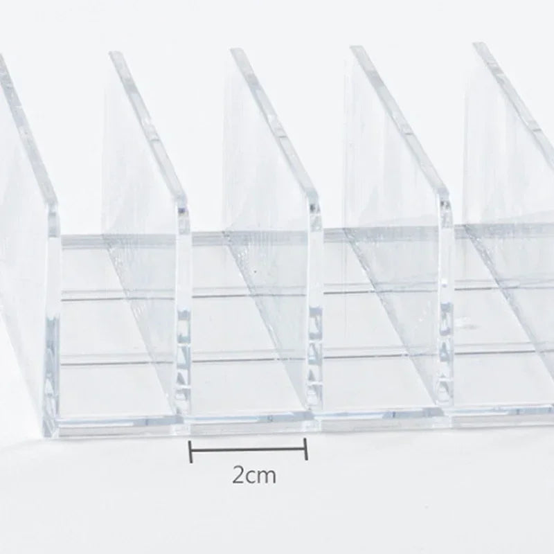 Klares Acryl-Make-up-Organizer mit sieben Fächern, von der Seite gezeigt.