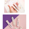 Eine Hand hält ein rosa Mini-Klaue-Werkzeugmesser für Basteln und Dekoration neben einem Blatt Papier.