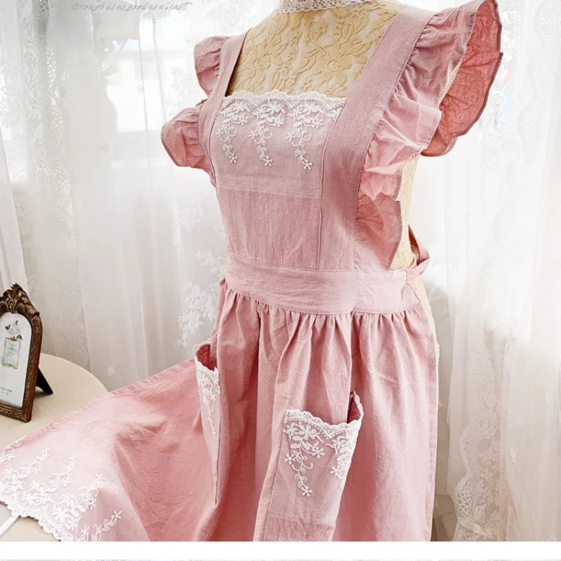 Rosa Leinen-Verkleid mit Spitze und Taschen auf einem Mannequin.