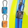 Ein Set aus drei TSA-Kombinationsverschlüssen in Blau, Schwarz und Orange, befestigt an einer gelb-blauen Zip-up-Jacke.