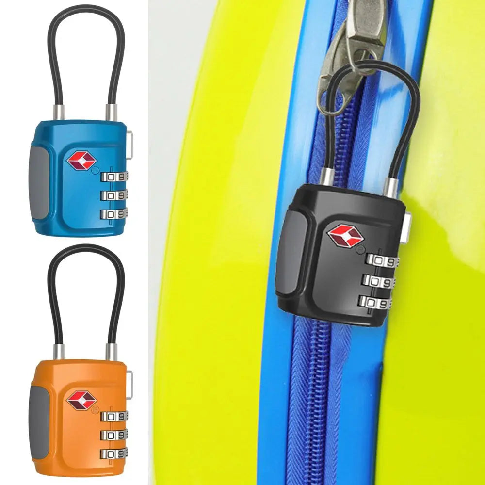 Ein Set aus drei TSA-Kombinationsverschlüssen in Blau, Schwarz und Orange, befestigt an einer gelb-blauen Zip-up-Jacke.