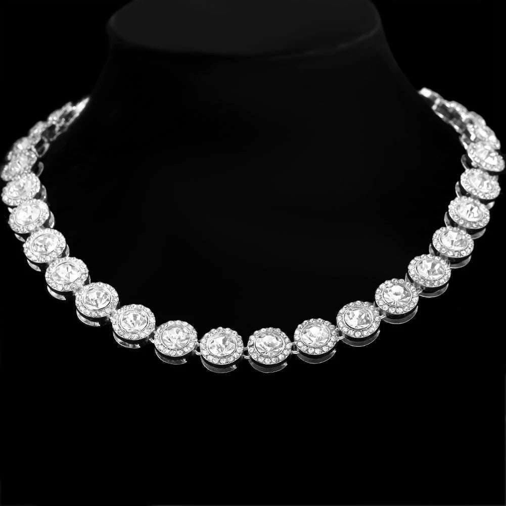 Gros plan d'un collier chaîne de tennis en diamant exposé sur un socle de velours noir.