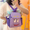 Lila Dora The Explorer Flanell-Rucksack getragen von einer Person in einem hellrosa Hemd.
