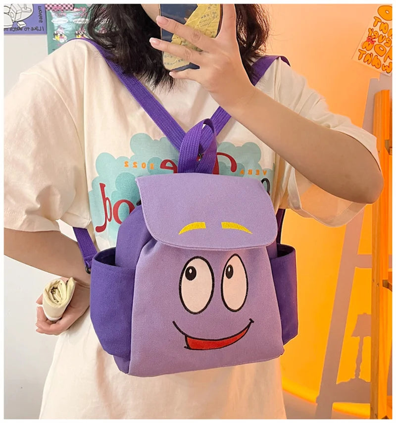 Lila Dora The Explorer Flanell-Rucksack getragen von einer Person in einem hellrosa Hemd.
