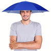 Un homme portant un chapeau parapluie bleu fixé à la tête pour se protéger du soleil et de la pluie.