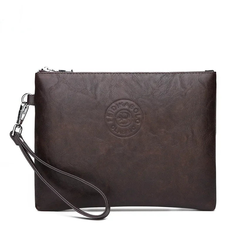 Dunkelbraunes Lederclutch-Portemonnaie mit Reißverschluss und Lederriemen.