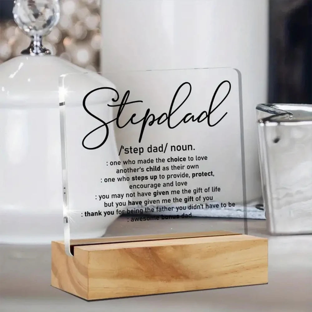 لوحة أكريليك شفافة تحمل عبارة "Stepdad" ومصطلحات ذات صلة، معروضة في صندوق خشبي.