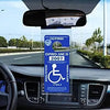 Soporte para matrícula transparente con cubierta protectora mostrado en el tablero de un coche.