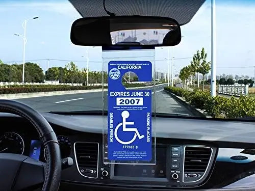 Soporte para matrícula transparente con cubierta protectora mostrado en el tablero de un coche.