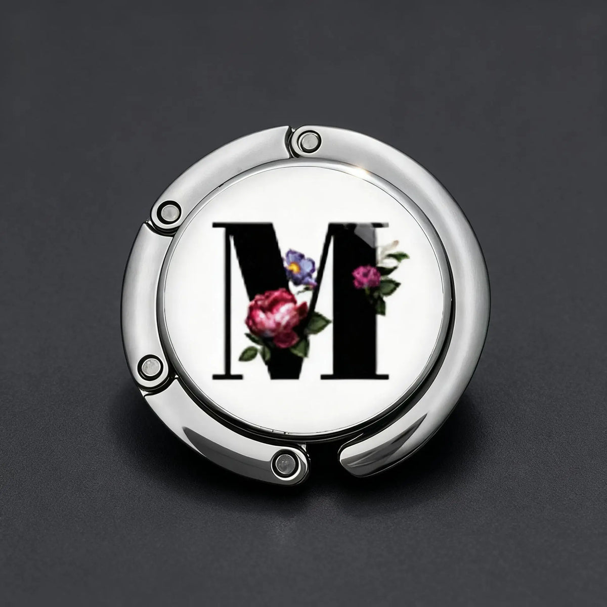 Silberner Briefhaken mit dem Initial M, verziert mit rosa und lila Blumen