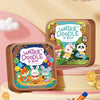 Ein Set wiederverwendbarer Wasser-Doodle-Bücher und ein größeres Buch mit niedlichen Tierfiguren auf einer hellrosa Oberfläch