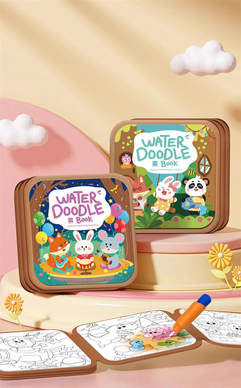 Ein Set wiederverwendbarer Wasser-Doodle-Bücher und ein größeres Buch mit niedlichen Tierfiguren auf einer hellrosa Oberfläch