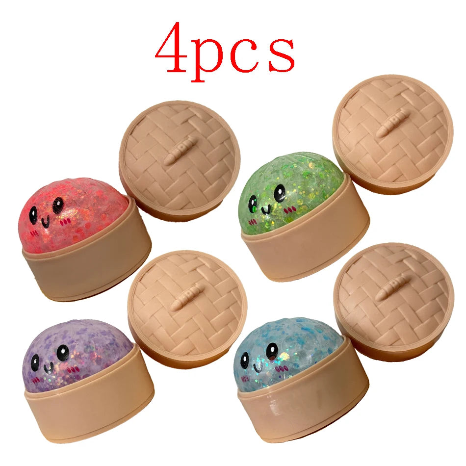Vier rosa und grüne glitzernde Squishy-Dumpling-Sensorikspielzeuge in verschiedenen Winkeln.