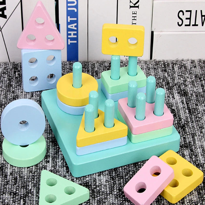 Collection de blocs de construction Montessori en bois colorés et tours dans des tons pastel (rose, jaune, bleu et vert).