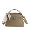 Beige Kunstleder-Clutchtasche mit geflochtenem Riemen und silberner Hardware
